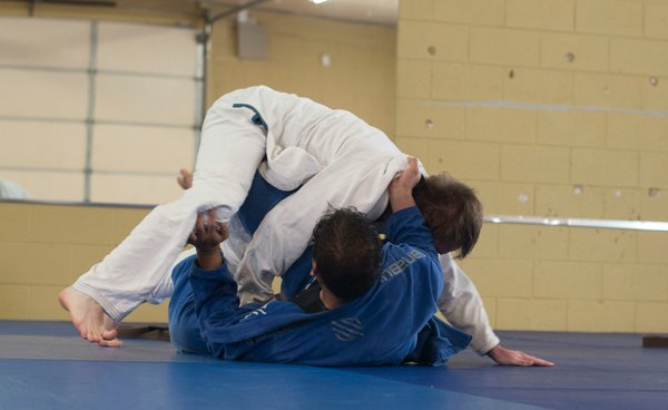 Comment les techniques de projection en Judo peuvent-elles être utilisées dans la réhabilitation physique?